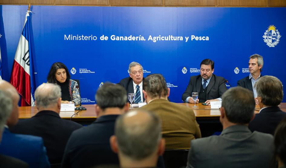 Ministro de Ambiente, Adrián Peña y del MGAP, Fernando Mattos junto a representante de Banco Mundial, Celia Ortega. Ministro de Ambiente, Adrián Peña y del MGAP, Fernando Mattos junto a representante de Banco Mundial, Celia Ortega.