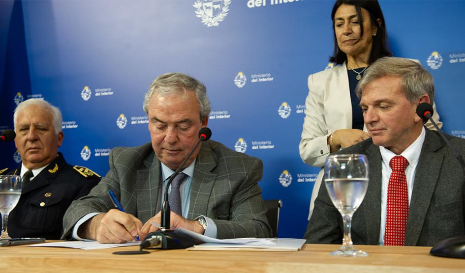 Autoridades en la firma del convenio