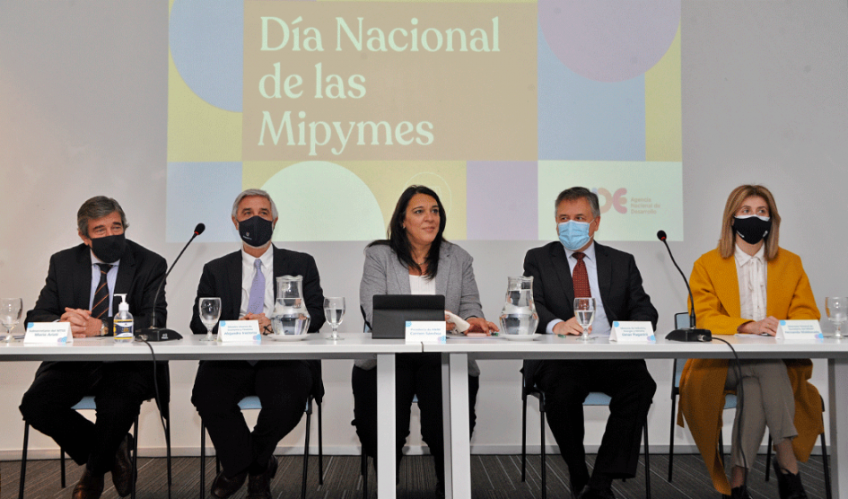 Autoridades en el Día Nacional de las Mipymes
