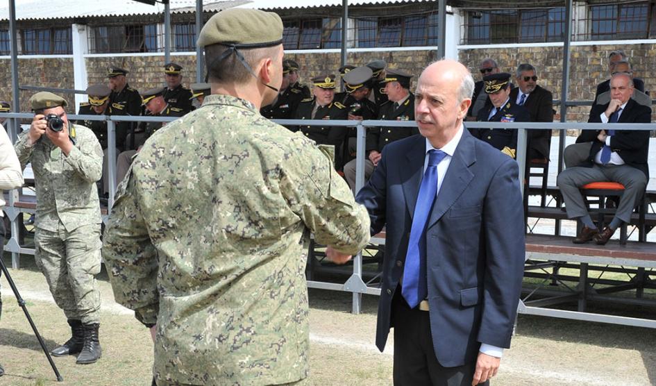Ministro de Defensa Nacional, Javier García, saluda a un militar en el desfile Ministro de Defensa Nacional, Javier García, saluda a un militar en el desfile