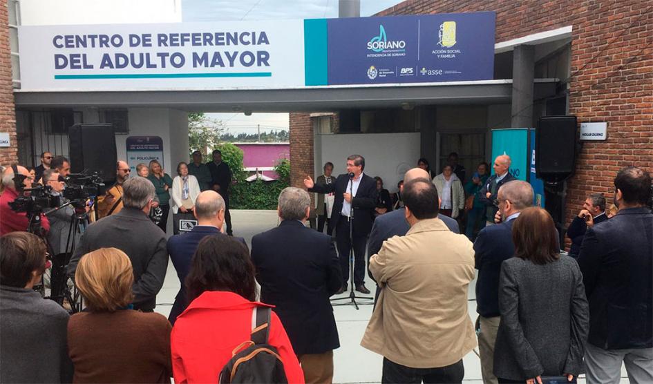 Presidente de ASSE, Leonardo Cipriani, durante su oratoria ante los presentes en momento de la inauguración del centro