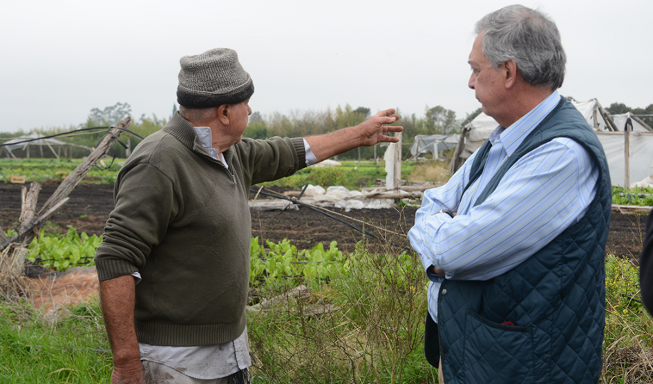 Ministro de Ganadería, Agricultura y Pesca, Fernando Mattos, dialoga con productor local Ministro de Ganadería, Agricultura y Pesca, Fernando Mattos, dialoga con productor local