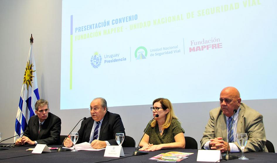Autoridades de Unasev y de MAPFRE durante el acto de firma del acuerdo Autoridades de Unasev y de MAPFRE durante el acto de firma del acuerdo