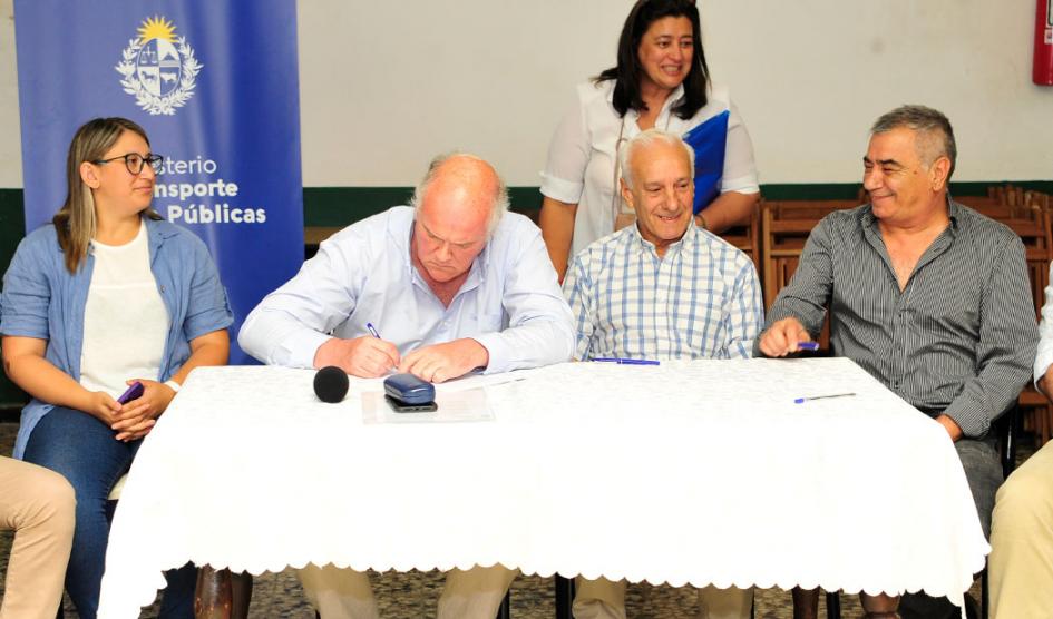 Juan José Olaizola y autoridades