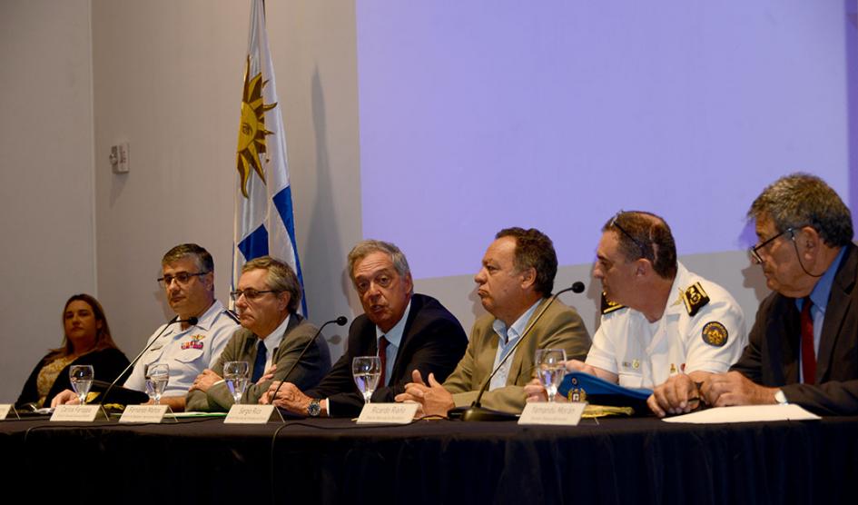 Autoridades en mesa