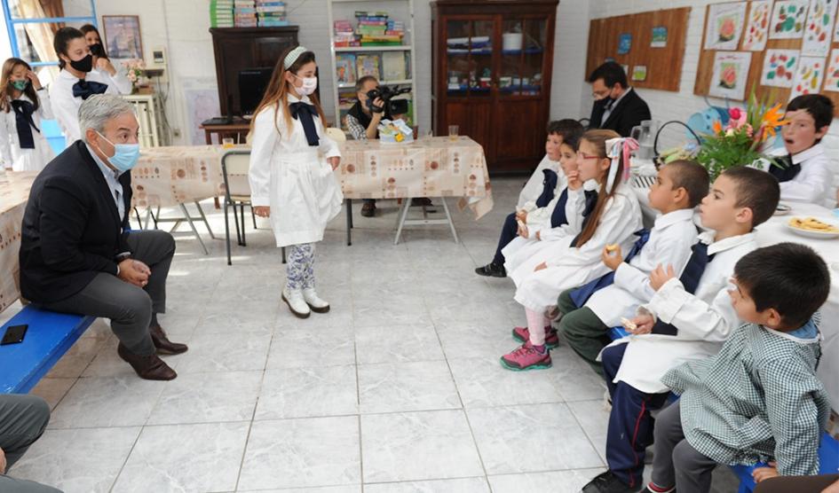 Robert Silva en escuela rural