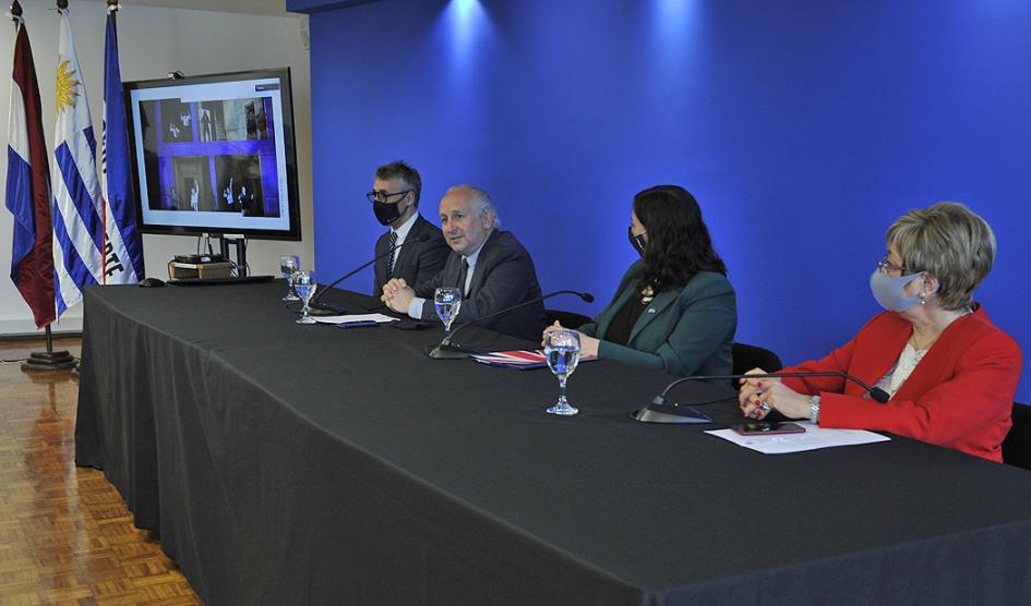 Autoridades en la presentación del curso