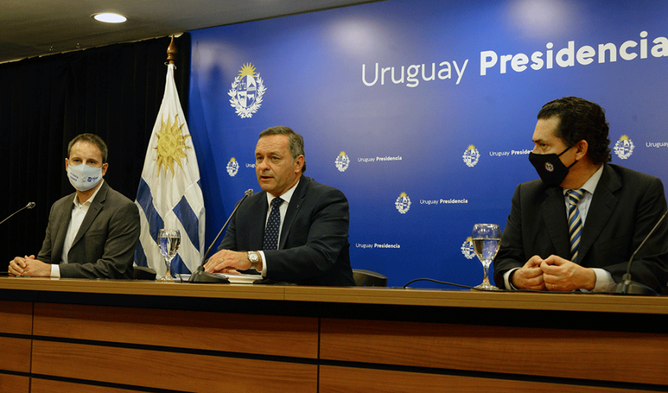 Autoridades de Gobierno y Pfizer