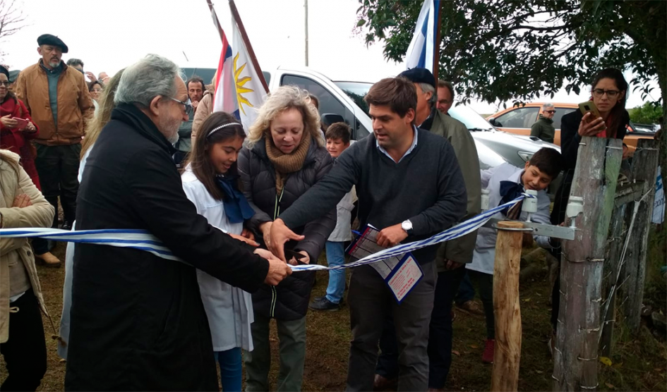 Presidenta de UTE, Silvia Emaldi junto a escolares en Salto, inaugura electrificación rural Presidenta de UTE, Silvia Emaldi junto a escolares en Salto, inaugura electrificación rural