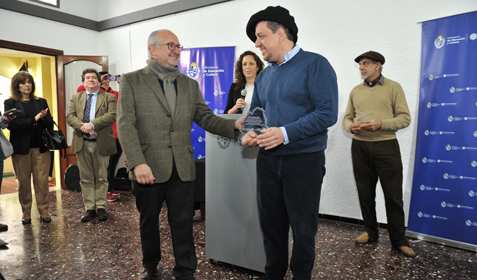 Ministro de Educación y Cultura, Pablo da Silveira, entrega reconocimiento a artesano. Ministro de Educación y Cultura, Pablo da Silveira, entrega reconocimiento a artesano.
