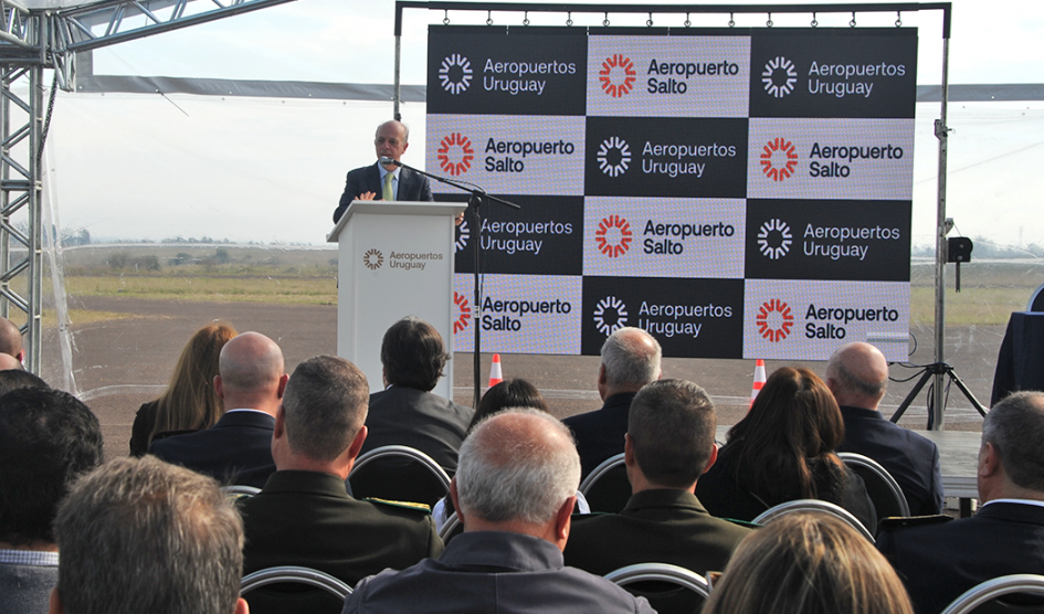 Javier García en aeropuerto de Salto