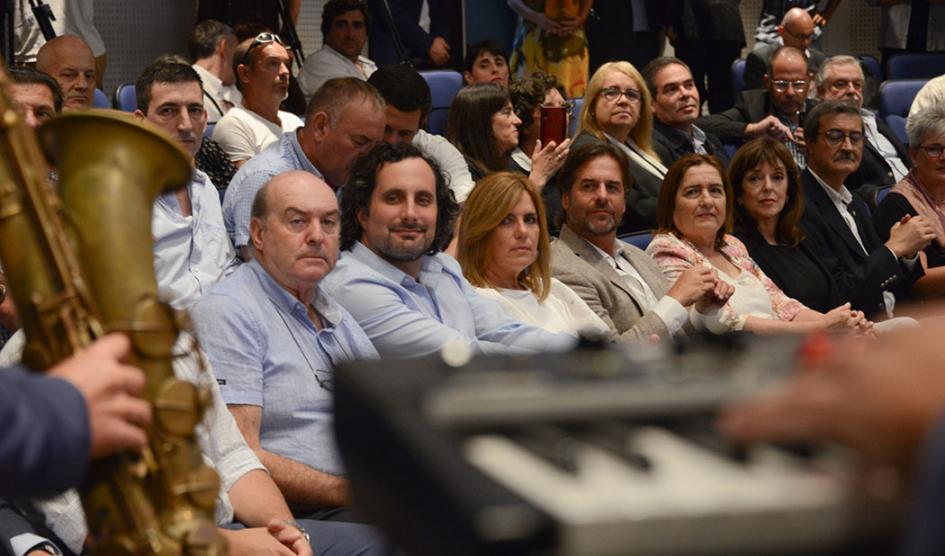 Presidente Luis Lacalle Pou junto a autoridades de la cultura y representantes del festival disfrutan de una pieza de jazz en la sala Presidente Luis Lacalle Pou junto a autoridades de la cultura y representantes del festival disfrutan de una pieza de jazz en la sala
