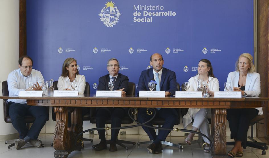 Autoridades del Mides encabezadas por Martín Lema y representantes de Universidad de Montevideo durante la firma del acuerdo