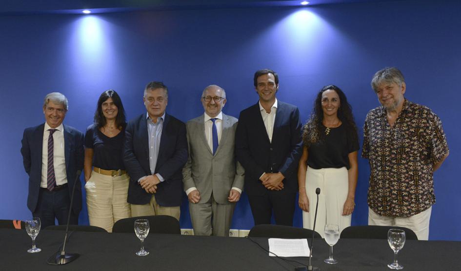 Nuevas autoridades de la ACAU junto a los ministros de Educación y Cultura, Pablo da Silveira, y de Industria, Energía y Minería, Omar Paganini