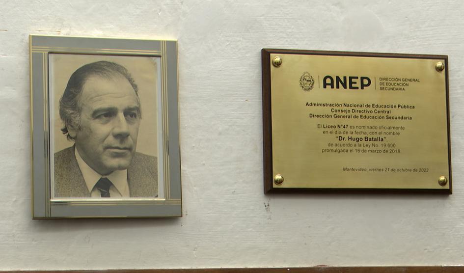 Pared con placa y foto recordatoria de Hugo Batalla Pared con placa y foto recordatoria de Hugo Batalla