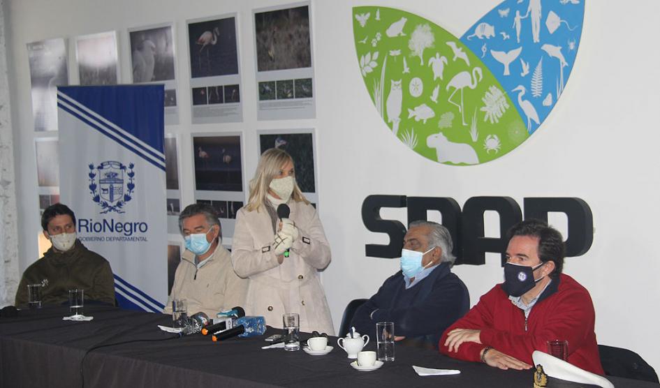 Autoridades presentaron proyecto de fortalecimiento del área Esteros de Farrapos e Islas del Río Uruguay Autoridades presentaron proyecto de fortalecimiento en Esteros de Farrapos e islas del Río Uruguay