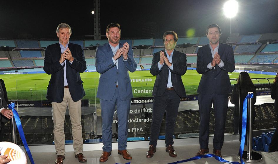 Presidente Lacalle Pou y autoridades de la Conmebol