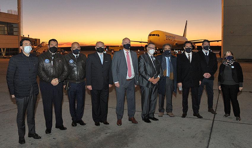 Autoridades durante el arribo de nueva aerolínea Autoridades durante el arribo de nueva aerolínea