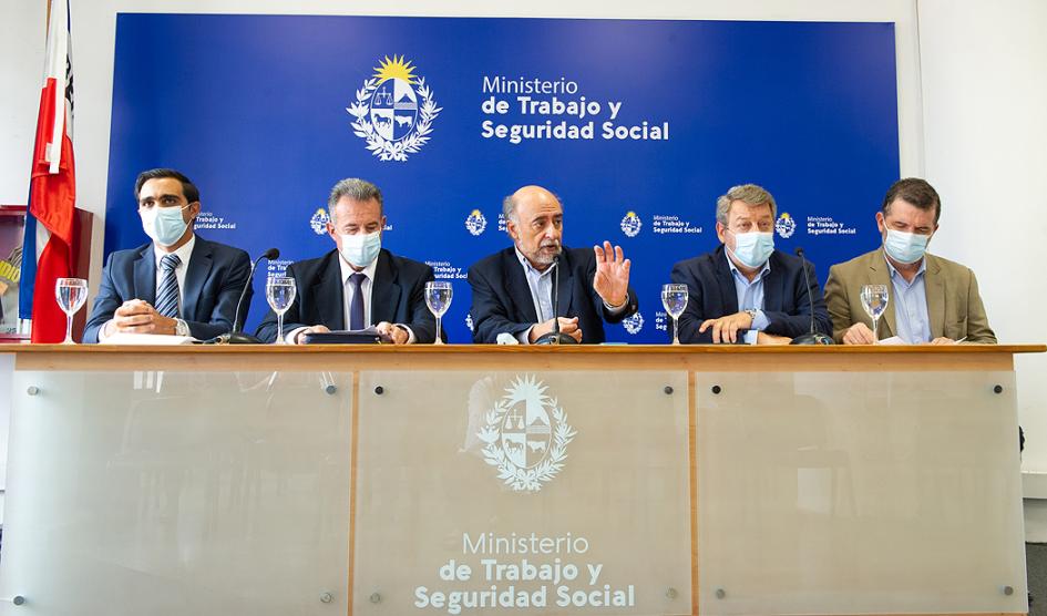 Mesa con autoridades en conferencia de prensa