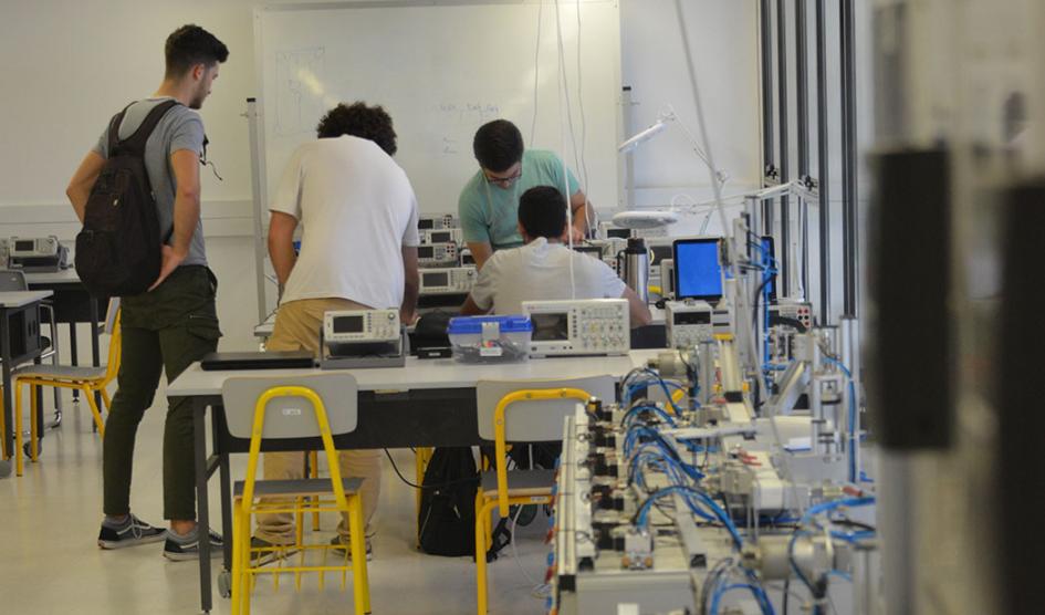 Estudiantes y docente trabajan en un aula laboratorio