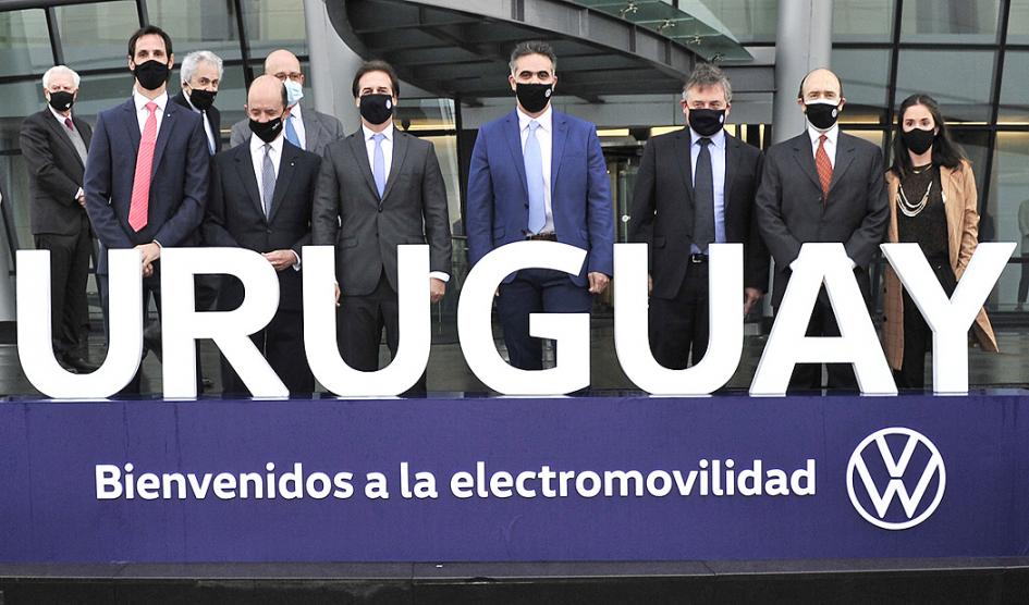 Presidente Lacalle Pou junto a autoridades nacionales y empresarios privados Presidente Lacalle Pou junto a autoridades nacionales y empresarios privados