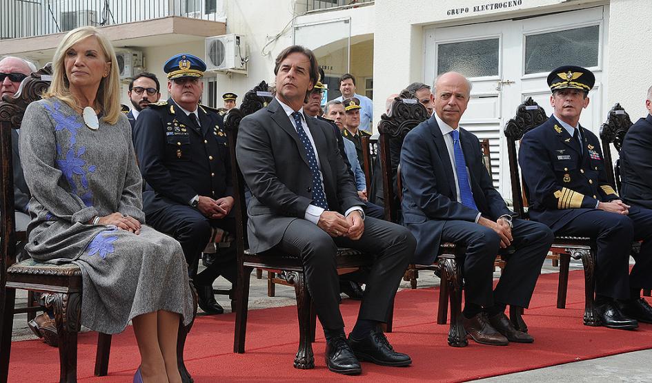 Presidente Luis Lacalle Pou, vicepresidenta, Beatriz Argimón y ministro de Defensa, Javier García en el acto.