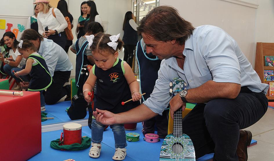 Presidente Luis Lacalle Pou interactúa con niños del CAIF
