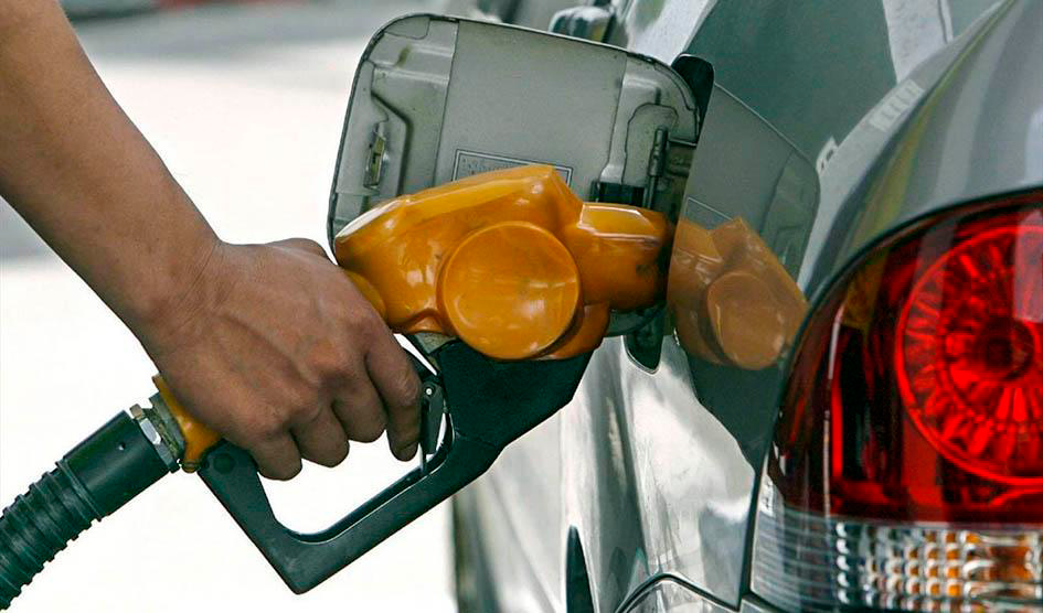 Un automóvil cargando combustible