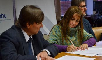 Gustavo Pérez , presidente de AEBU, Patricia Peralta, y la directora del Patronato de Encarcelados y Liberados, firman convenio