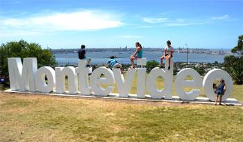 Cartel con la palabra “Montevideo” en la fortaleza del Cerro Cartel con la palabra “Montevideo” en la fortaleza del Cerro