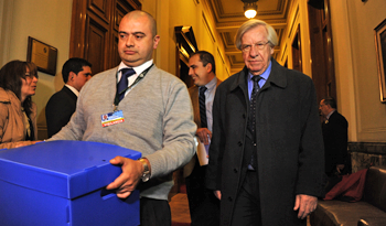 Ministro Danilo Astori entrega al Poder Legislativo Proyecto del Ley de Pesupuesto 2015 - 2019 Ministro Danilo Astori entrega al Poder Legislativo Proyecto del Ley de Pesupuesto 2015 - 2019