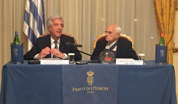 El Presidente Tabaré Vázquez y el embajador Francisco José Ottonelli en conferencia de prensa en Roma