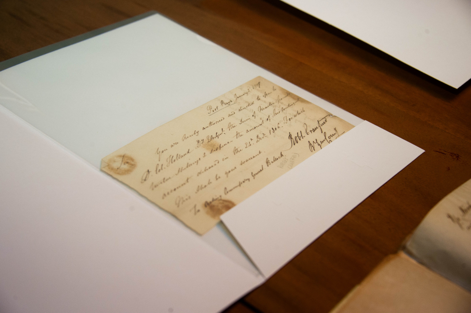 Documento histórico sobre una mesa