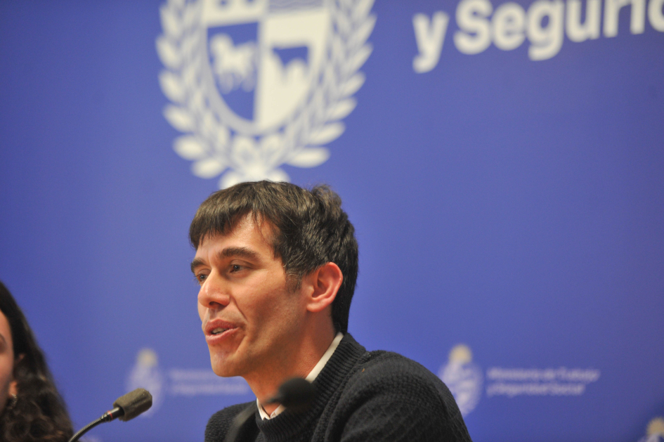 Director nacional de Empleo, Federico Araya, habla detrás de un micrófono. En el fondo, un back con el logo del Ministerio de Trabajo y Seguridad Social