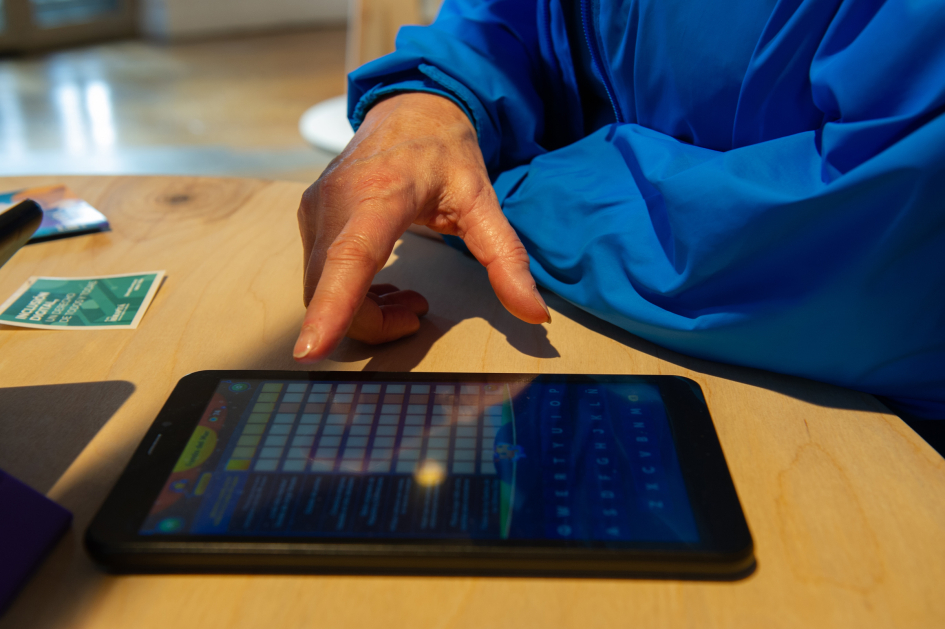 Usuario maneja una tablet.