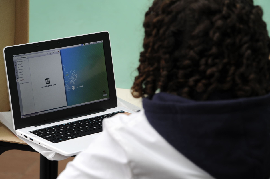 Niña trabaja con una aplicación en su notebook del Plan Ceibal. Archivo.