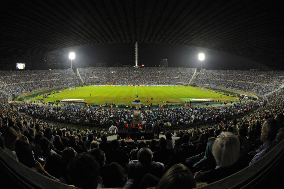 Vista nocturna del Estadio Centenario