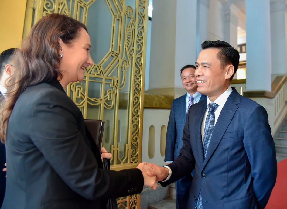 Uruguay vuelve a promocionar sus productos en Vietnam y Singapur Vicecanciller Valeria Csukasi le da la mano a autoridad de Vietnam