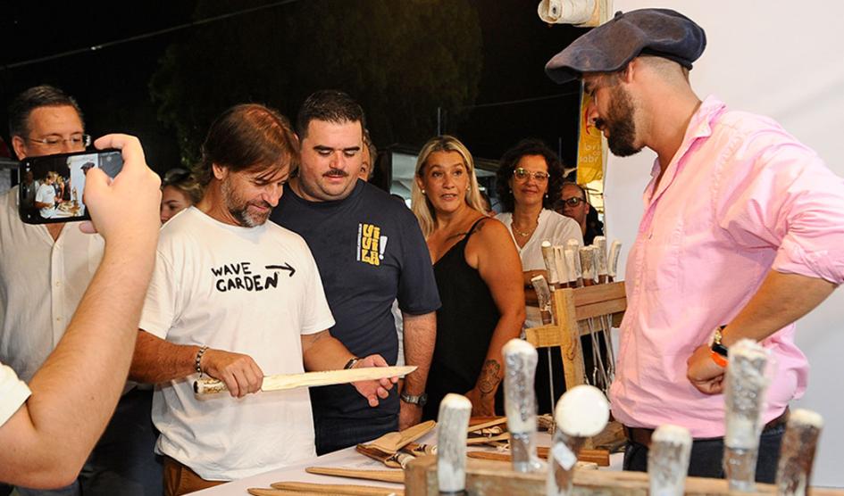 Presidente Luis Lacalle Pou durante su recorrida por el predio ferial