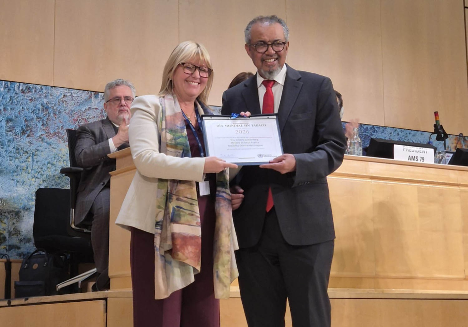 Lustemberg recibiendo premio 
