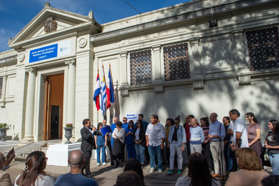 Estudiantes y anexo del Centro Nacional de Apoyos Técnicos y Tecnológicos