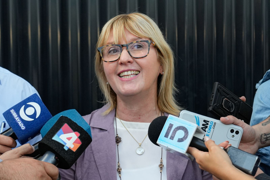 Dos nuevas prestaciones del Sistema Nacional Integrado de Salud Ministra de Salud Pública, Cristina Lustemberg, habla en rueda de prensa.