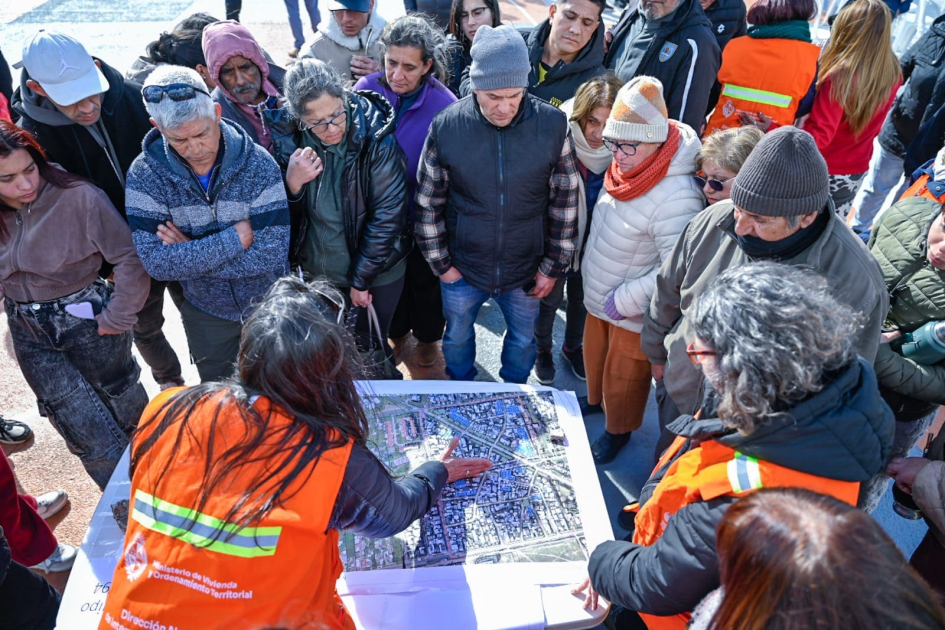 Técnicos del MVOT explican proyecto en barrios Nuevo Amanecer y Los Reyes, Montevideo