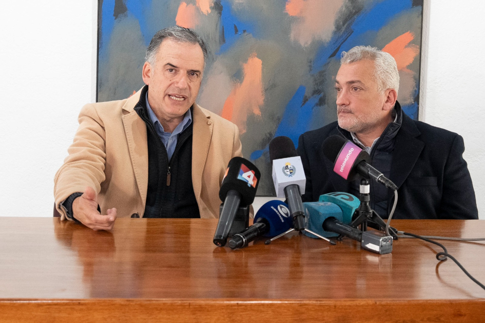 Yamandú Orsi y Leandro Palomeque en Base Aérea n°.1