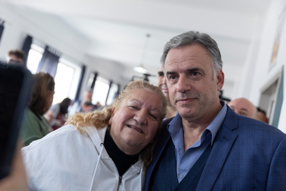 Orsi con vecina de Juan Lacaze