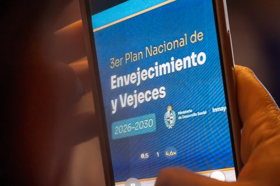 Pantalla de celular: "Tercer Plan Nacional de Envejecimiento y Vejeces"