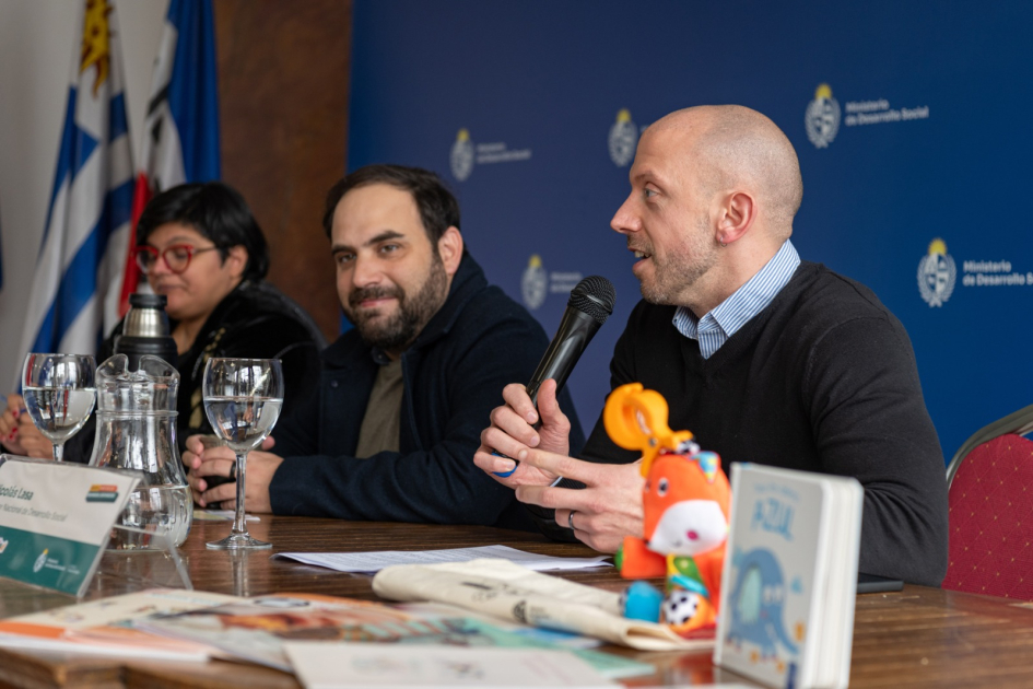 Autoridades en la presentación del set de bienvenida y asistente virtual