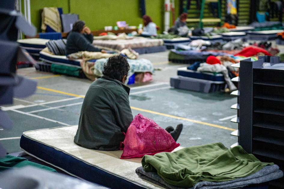 Persona en centro de evacuación