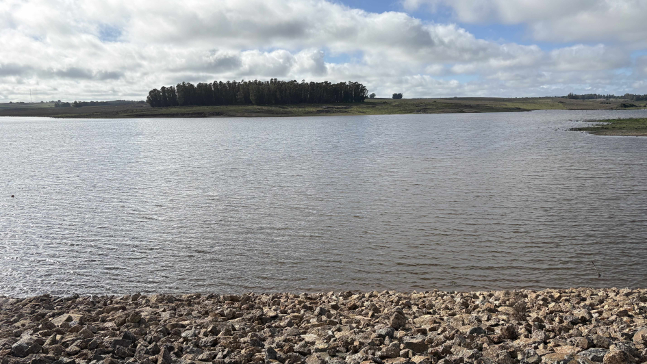 Nueva represa sobre el arroyo Sarandí fortalecerá abastecimiento de agua potable para la Costa de Oro Embalse de agua en la nueva represa sobre el arroyo Sarandí, en el departamento de Canelones