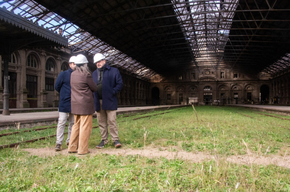 Waverley Tejera, Lucía Etcheverry y Alejandro Sánchez en el predio de la exestación central de AFE